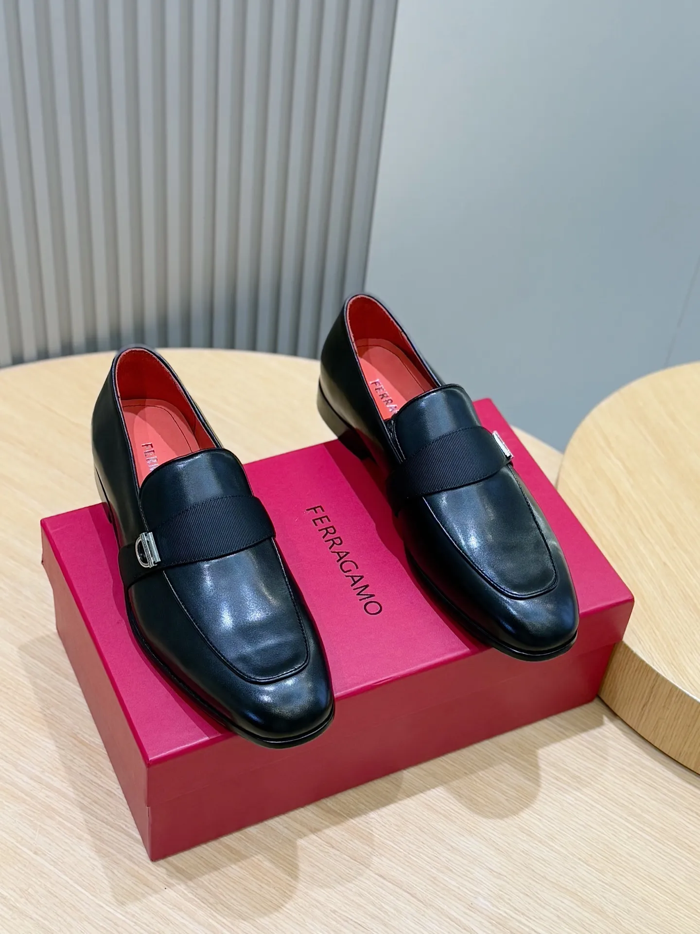 [Ferragam] Top P: 960💰 Size: 39-44 (38. 45.46 can be customized) Ferragamo Gancini buckle moccasins. These men's loafers are exquisite and gorgeous, with shiny patent leather uppers that highlight urban style. The almond-shaped toe adds a stylish touch, with three-dimensional stitching around the upper and contrasting tubular piping for a unique silhouette. The shoes are exquisitely crafted, with grosgrain ribbons and metallic Gancio buckles adding a classic touch, complementing the contrasting red accents. Finished with a slim leather sole. Imported cowhide upper + cowhide lining + genuine leather outsole.